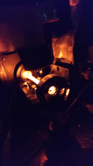 波長(光の色)を変える装置。通信用には見えない波長を、量子メモリ用には可視光の波長を、といった具合に波長を適材適所で使い分けるために必要不可欠です。これは量子インターネットを見据えた中継器に用いられます。