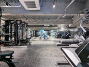 オフィス内にはジムやシャワールームなど、ライフワークバランスを整えるための設備も充実しています。