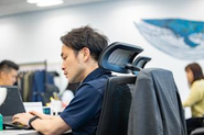 ハイブリッド勤務が基本。職種によっては出社メインの働き方も。 柔軟かつチーム連携を重視した環境を整えています。