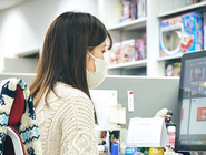 デザイナーの様子。後ろの棚には携わった商品がぎっしりしまってあります。