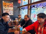 業務に余裕がある日には、揃って昼食に出かけることもあります。