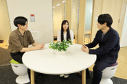 「久しぶり！」と社内で顔を合わせたエンジニアたちは、ちょっと談話で息抜き中。