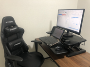 デュアルディスプレイは1人1台支給。リモート環境下でも生産性を高められるようサポートしています。