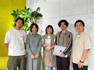フルフレックスタイムで働いています。地方在住の方の出社は年1〜2回の全社イベントのみ、東京近郊の方は月1回の出社推奨日があります。