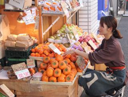 もともとはアパレル業界におけるビジネスモデルであるSPAモデルを食の業界で応用したSPFモデルを採用し事業を行っております。(生産～流通～販売まで一気通貫するビジネスモデル)