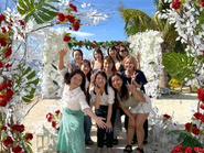 年1回の社員旅行、セブ島ビーチ🌴での1枚です。社員の平均年齢は30歳です！みんなで協力しながら、総務としてスキルアップを目指していきませんか？