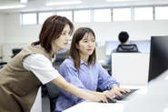 先輩社員が丁寧に指導してくれます。