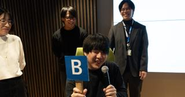 年2～3回ほど社員が集まり、コミュニケーションを深めています。こちらは忘年会の一コマ。社員格付けゲームで盛り上がりました！