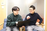上司と1on1ミーティング中！意見や困ったことを発言しやすい環境です。先輩後輩関係なくフラットなコミュニケーションが取れます！
