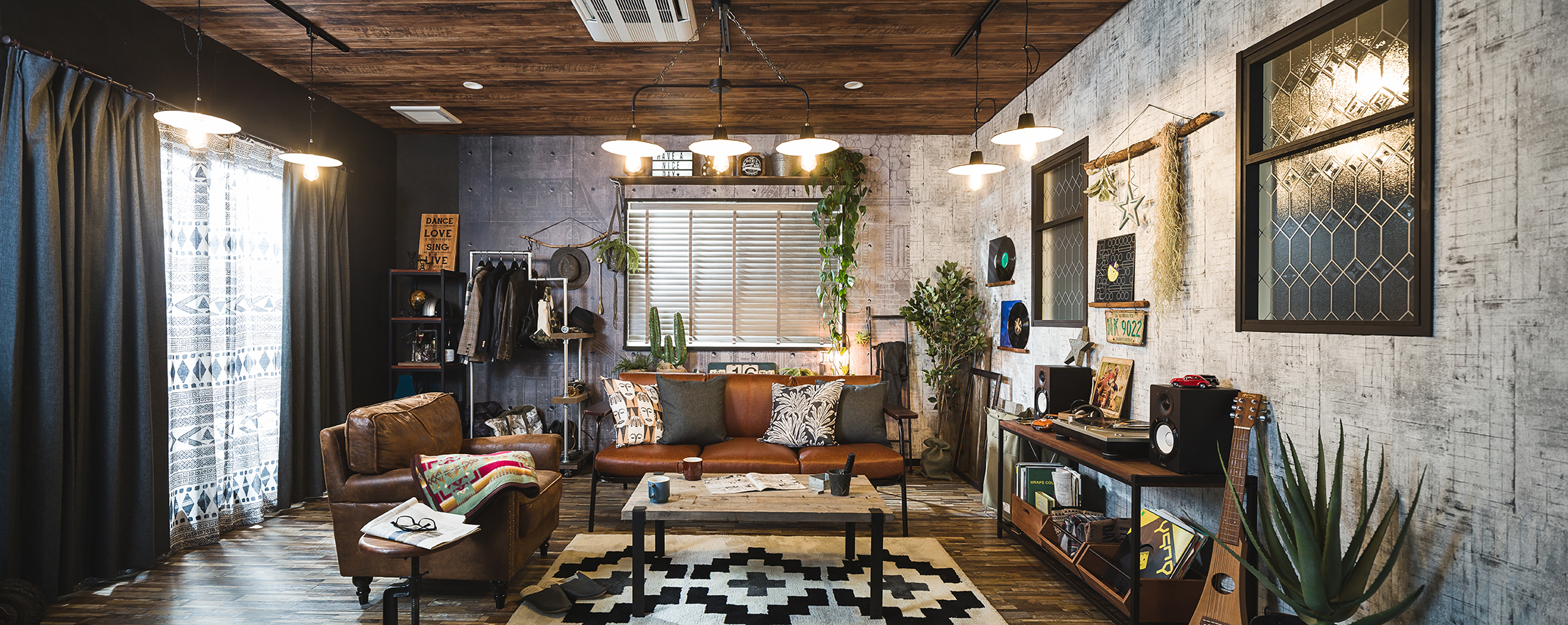 友安製作所がこだわる、くらしを彩るインテリアアイテム。商品点数は3万8000点以上。