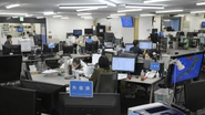 記者、デスク、デザイン、校閲、編集者……。いくつもの手を経ることで、報道の質を保っている