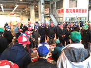 市場では毎朝活気あるセリ取引が行われています