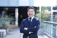 代表取締役CEO 林亮太　《経歴》新卒で人材ベンチャーに入社。 IT人材のマッチング、紹介事業に従事し、新規事業立ち上げ、M&Aプロジェクトも担当。その後フリーランスとして複数のIT企業の営業支援を行い、2017年セルプロモート社の代表取締役に就任。 2019年1月、事業譲渡により新生・セルプロモート株式会社を設立、代表取締役に就任。──設立当初から企業理念『ビジネスマンを憧れに』を掲げ、個々が輝ける組織を目指す。