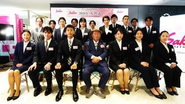 2026年は12名の新入社員の方をお迎えします。 うち8名の方が英語、うち4名が中国語、スペイン語、ポルトガル語、フランス語に対応できるマルチリンガルの方々です。
