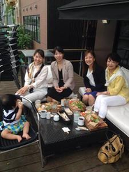 在宅ワークメインの岸田です。写真は、参加企業の女性経営者の方々とモーニング会をした時に撮影しました！参加企業の皆様とは、とてもいい関係を築かせていただいています。今は週2日ほど出社し、テレアポなども行っています！関西の素晴らしい経営者様を一緒に探しましょう！！