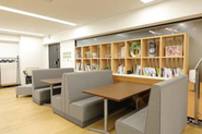月平均残業は19.5時間以内。フレックスやハイブリッドワークを活用し、クリーンな働き方を体現しています。