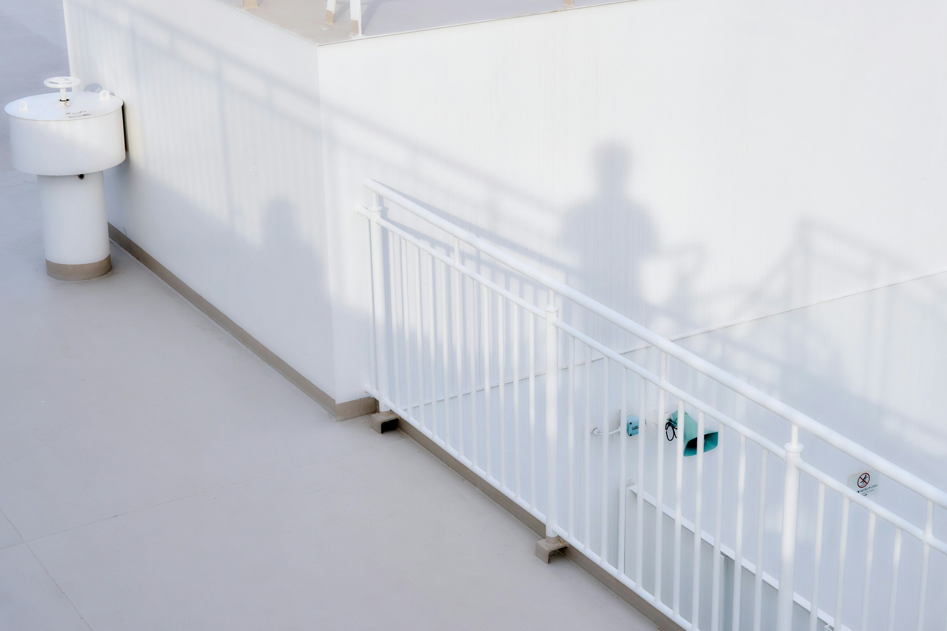 【新堀武司】誰も気にしない「手すりの端っこ」を、私は今日も見つめている