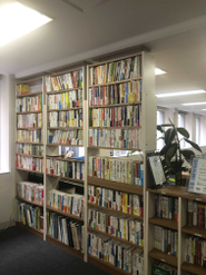 アイセールス文庫には業務に直結する1000冊以上の書籍を常備。ビジネス本でインプットするもよし、キングダム/スラムダンク/鬼滅の刃などなど、漫画を読んで熱くなりリフレッシュするもよし！社員の憩いの場となっています。