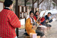 青森屋　足湯でスコップ三味線