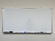 考え抜く。当然、立場は顧客。決して自分たちが主語ではなく、顧客を主語に尾考える。そんなとき、共通認識を構築するためにこの会議室のhワイトボードが活躍します。