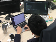 最新のPCが支給され、快適に開発ができます。勤務時間はフレックスも採用しております。