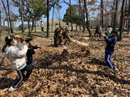近隣の大仙公園の自然を使って子どもたちの遊び場をつくる「大仙公園あそびラボ」。ECCOMの自然公園で開催していた「プレーパーク」の手法を取り入れながら、都市の公園で遊んでもらう場づくりをおこないました。