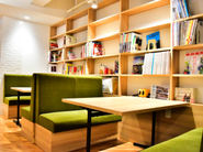 クリエイティブな発想を生むため、約6000冊の本やDVDが借り放題です。