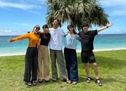 クライアント先への出張にあわせて訪れた奄美大島で、海を眺めながらのワーケーションも。場所にとらわれず、自然体で最高のパフォーマンスを出せる働き方を大切にしています。