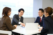 営業職だけでなく、弊社の社員は100％中途入社者で構成されています。30代～40代が9割を占めており、落ち着いた環境で働くことができます。
