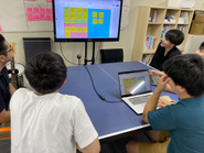  ミーティングは卓球台と大きめのTVをスクリーンに使っています。卓球台は業務時間後に実際に卓球をして遊ぶことも。