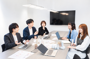 プロダクトマーケティングマネージャーは特に裁量が大きいポジションで、年齢や社歴にかかわらず、自分の担当商品とチームを持ち、1商品の利益拡大を担います。