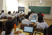 10万人を超える子供たちの手元には私たちのサービス「mobiconnect」が入っています。