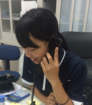 女性リハビリスタッフさん笑顔で電話応対中