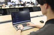6ヶ月間にわたる実践的なIT研修を取り揃えています！基礎から応用まで網羅しているので、研修修了後のエンジニアデビューも安心✨