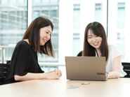 リモートと出社での働き方を選択でき、フルフレックス制度も導入しています。