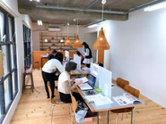 午前中は大人パソコン教室。午後は小学生のロボットプログラミング教室や学研など。オーナー制シェア教室として施設をご利用頂いています。