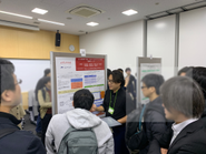 学会にてプレゼンをするR&Dチーム員