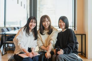 全国各地から全員フルリモートワーク！「みんなでつくる、みんなの会社」というテーマで意見を出し合いながら、会社運営を進めています。