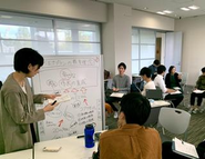 研修にて、フェロー同士で学び合う様子