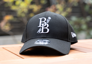 会社ロゴの帽子やTシャツを制作。チームの一体感を大事にしています。