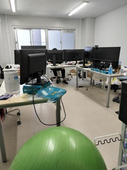 乱雑ながら作業効率の高い仕事環境です（ちょっと片付けないとですね…）。外付けモニターがたくさんあります。生産性を高めるものには積極的に投資します。