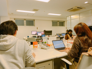 奥行きのあるオフィスです。（観葉植物や額縁ポスターなども今後設置予定！）