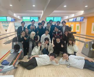 ボウリング大会の様子。チーム対抗戦で大盛況でした！革新的で遊び心のあるユーザーへ価値のあるサービスを提供する組織として、メンバー間/部署間のオープネスを重視しています。