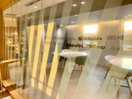 エントランスのガラスウォールにはサービスロゴがたくさん。