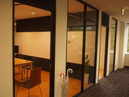 会議室はガラス張りです