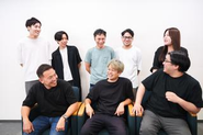 集合写真を撮影しているときの様子。みんな仲良しです。