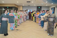 お正月はみんなで初詣。希望者は着物をレンタルして華やかに。様々な個性を活かした社内イベントも活発です。その他、月に1度はオフィスを開放してのスナックJOYZOなど、イベントを通じて社内外でのコミュニケーション機会を大切にしています。