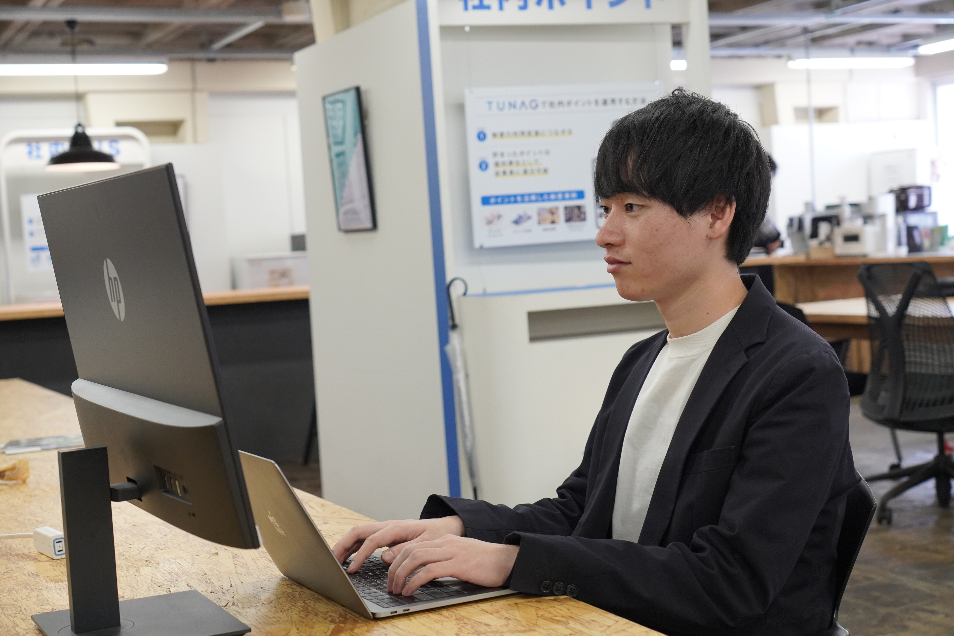 新卒で事業立ち上げを経験。スタメンには挑戦を推奨する環境や文化がある。