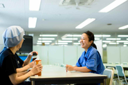 会社の雰囲気は和気あいあい！外部の方も仲の良さに驚くほど。ランチタイムはみんなで楽しくおしゃべりをしています。