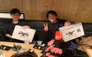 メンバーにドローンをプレゼントされた、左：代表西尾、右：COO沢村